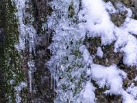 Eistropfenansammlung am Rand einer Bachkaskade